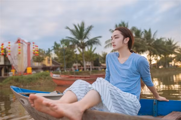 Trên trang cá nhân của mình, Tinh Dã thường xuyên chia sẻ những tác phẩm nhiếp ảnh của mình trên trang cá nhân. Phần lớn trong số chúng đều do anh tự làm người mẫu.