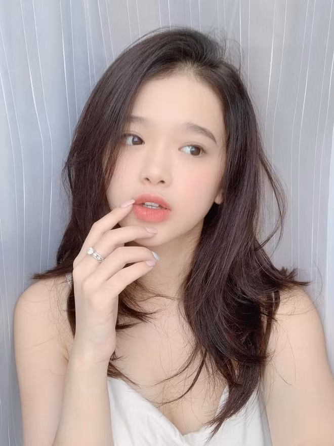 Chia sẻ trên trang cá nhân của mình, mới đây hot girl Linh Ka đã chia sẻ bức ảnh chụp selfie và kèm theo đó là dòng trạng thái "Mình đen không còn gì để nói".