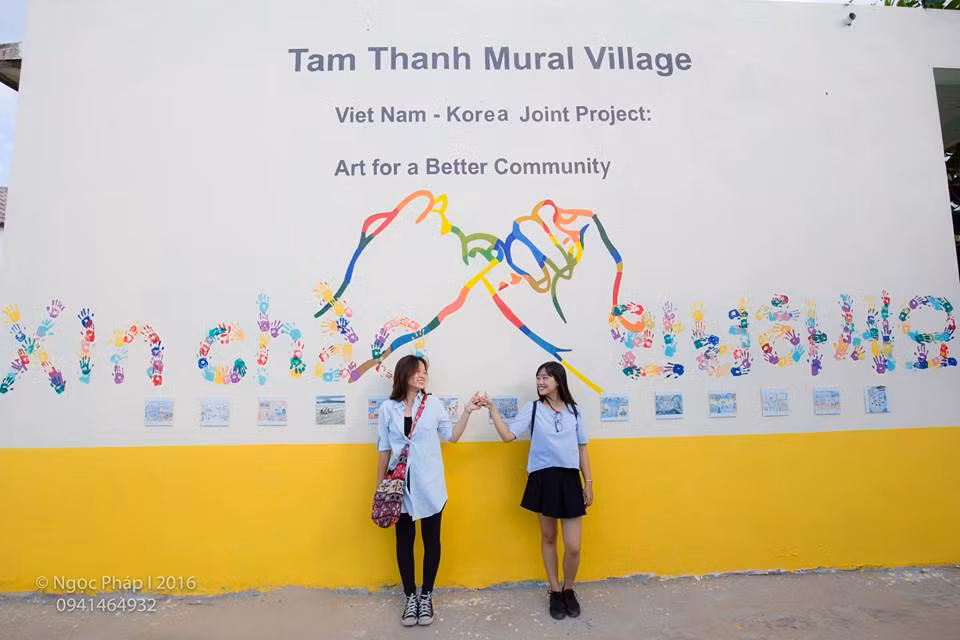 Thời gian qua, trên các diễn đàn mạng dành cho những bạn trẻ yêu nhiếp ảnh có nhắc nhiều tới làng bích họa Việt - Hàn như một địa điểm lý tưởng để cho ra lò những bức ảnh mới. Vậy có điều gì đặc biệt ở ngôi làng đặc biệt này?