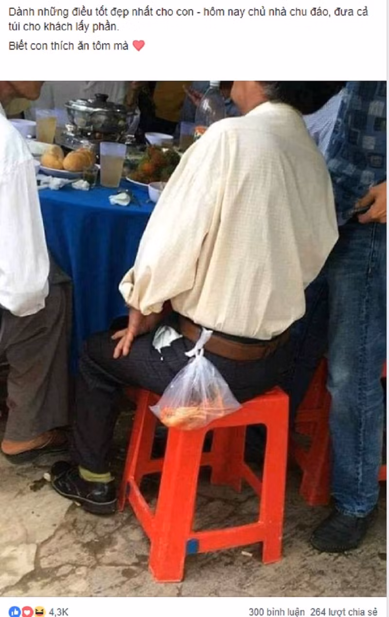 Hình ảnh được chụp vừa có vẻ xúc động, nhưng cũng rất đỗi hài hước. Nhiều người cho rằng đây là hành động không có gì đáng nói và khá bình thường.