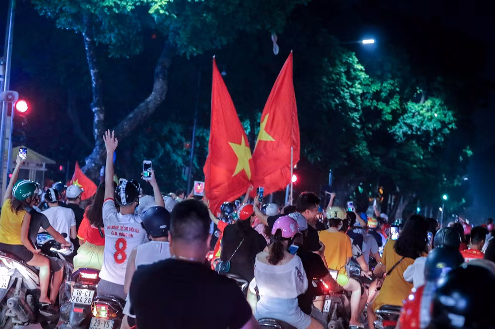Sau khi tiếng còi kết thúc trận đấu tại vòng 16 Asiad 2018 với phần thắng nghiêng về phía Olympic Việt Nam, hàng triệu người hâm mộ khắp cả nước đã ra đường để ăn mừng. Đặc biệt hơn, đây là lần đầu tiên bóng đá Việt Nam lọt vào được vòng tứ kết một kì Asiad nên càng khiến người hâm mộ thêm vui sướng.