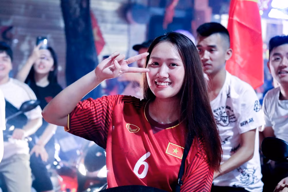 Trong dòng người mừng chiến thắng đội nhà, còn có các fan nữ của các chàng trai Olympic Việt Nam. Trên hình là nữ CĐV tên Thanh Thư (Hà Nội), fan của cầu thủ Lương Xuân Trường.