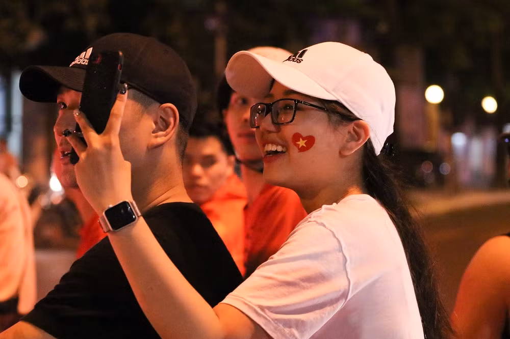Một cặp đôi đôi nhanh chóng hòa nhịp vào cuộc vui mừng chiến thắng của Olympic Việt Nam tại Asiad 2018.