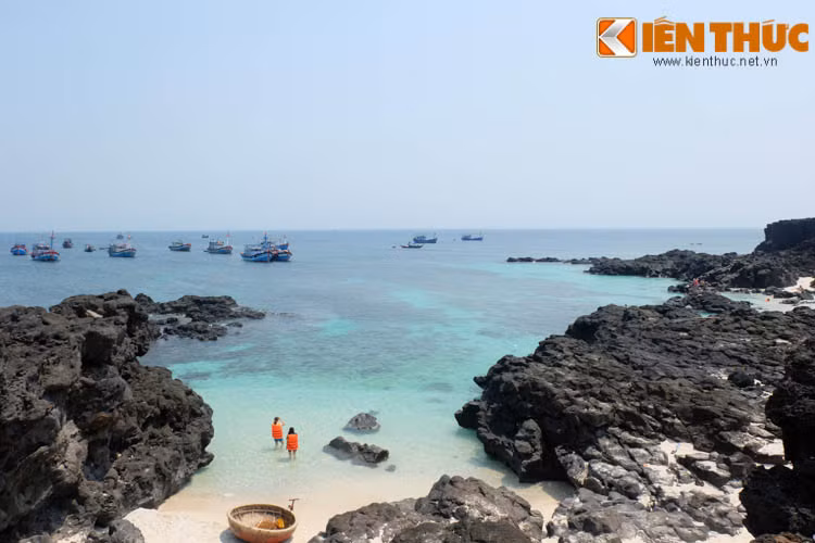 Bãi tắm trên đảo Bé còn khá hoang sơ và vô cùng đẹp. Tại đây, du khách có thể thoải mái ăn chơi nhảy múa rồi dựng lều ngủ luôn trên bãi biển, khá là thú vị đấy!