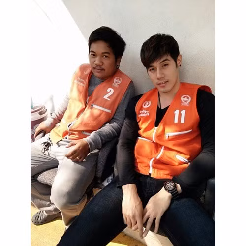 Năm 2014, Dechapat Thanadawong (áo số 11) nổi lên trên mạng Thái Lan với biệt danh " hot boy xe ôm" bằng khuôn mặt đẹp trai cùng thân hình vô cùng chuẩn.