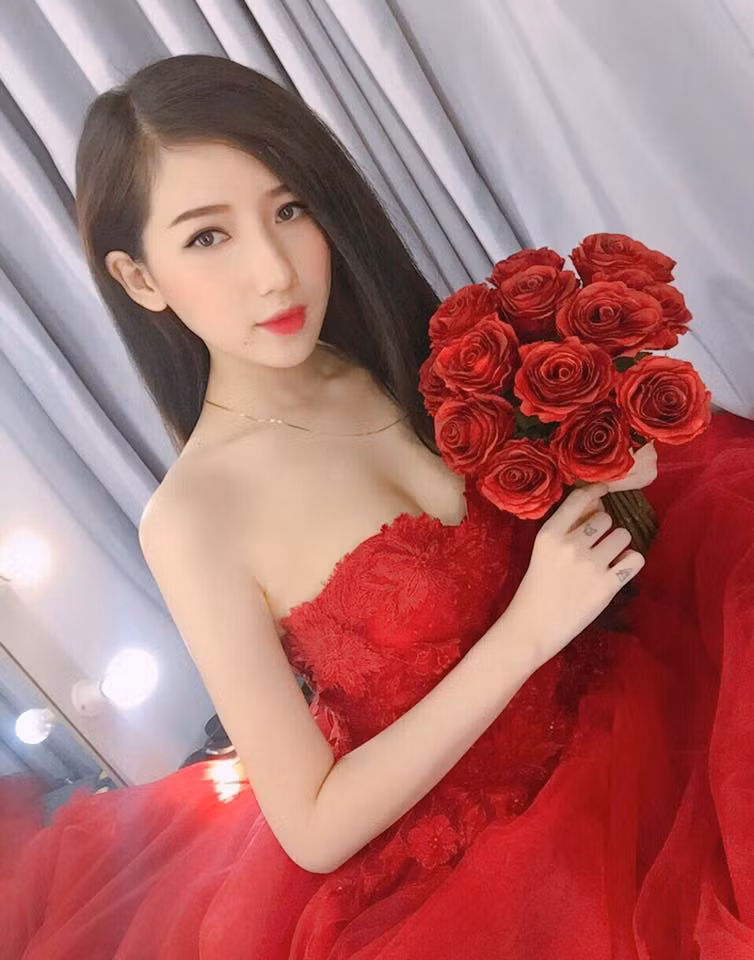 Chia sẻ về chuyện của tương lai Hoàng Quyên nói rằng cô muốn trở thành một diễn viên thực thụ và có chỗ đứng trong lòng của khán giả với nhiều vai diễn đa dạng hơn. Sắp tới cô sẽ vào vai trong bộ phim sitcom Homestay của đạo diễn trẻ Yunbin.