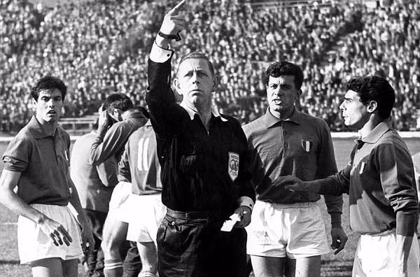 Giorgio đã vào bóng thô bạo chỉ sau 8 phút thi đấu và cuối cùng Italia nhận thất bại 0-2 trước Chile.