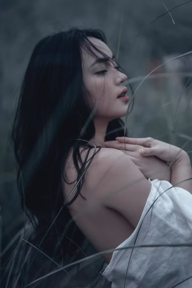 Khi chiếc cổ áo rơi nhẹ xuống vai, người xem như muốn "đứng tim" với Châu Bùi.