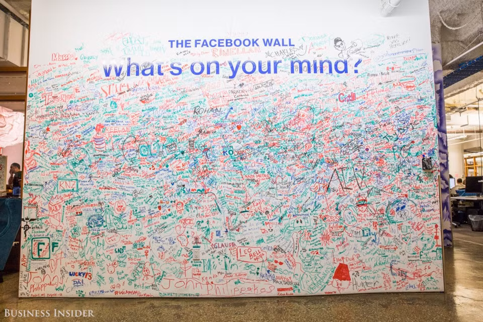 Mạng xã hội Facebook mới đây được bình chọn là nơi làm việc tốt nhất tại Mỹ theo đánh giá của nhân viên trong danh sách thường niên của hãng tuyển dụng Glassdoor. Nhân viên Facebook cho biết họ bị hấp dẫn bởi tầm ảnh hưởng của mạng xã hội lớn nhất thế giới, văn hoá, đãi ngộ hào phóng và CEO Mark Zuckerberg. Dưới đây là những hình ảnh trong văn phòng Greenwich Village của Facebook tại Manhattan, New York. Bắt gặp ngay khi bước vào văn phòng là bức tường Facebook đời thật, và những bức tường như thế này xuất hiện ở khắp nơi.