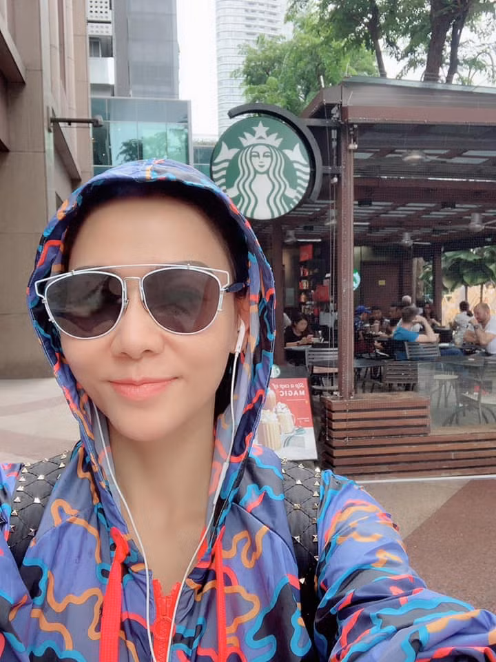 Đăng ảnh kín mít xuống phố, Thu Minh bảo: "Đời lại tươi, lại tung tăng được rồi..."