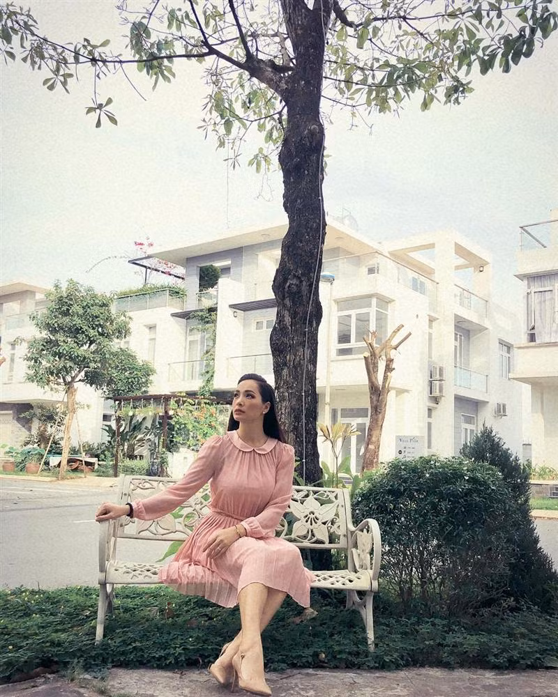 Thúy Hạnh xinh đẹp với váy tông hồng ngồi thư giãn ngắm phố phường.
