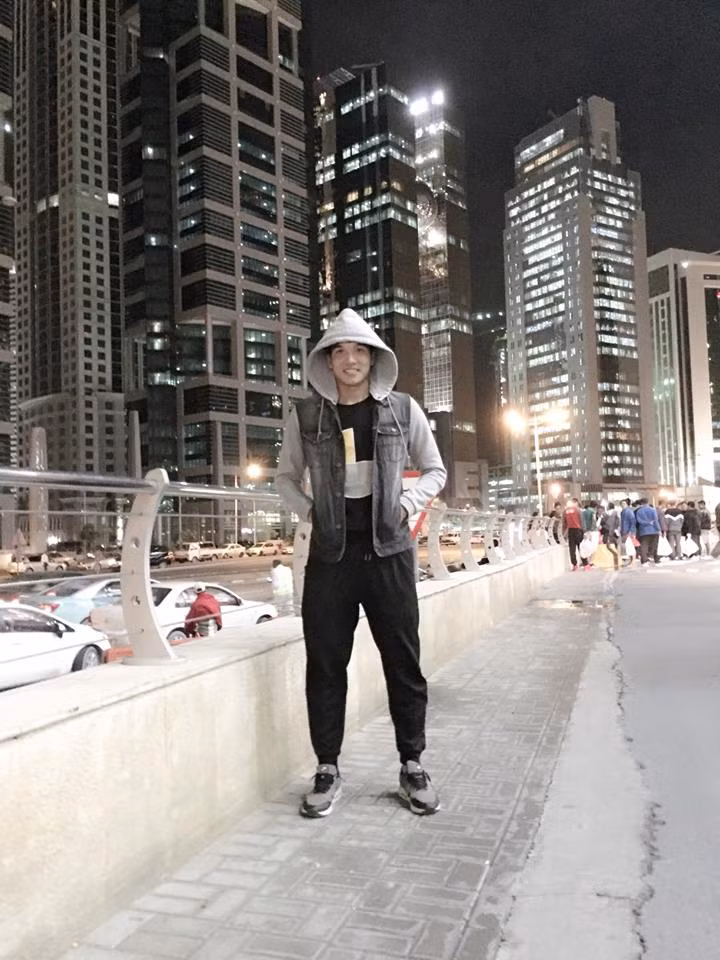 Cầu thủ Đào Duy Khánh chụp ảnh trước đại bản doanh của U23 Việt Nam đóng quân trong VCK U23 châu Á lần này.