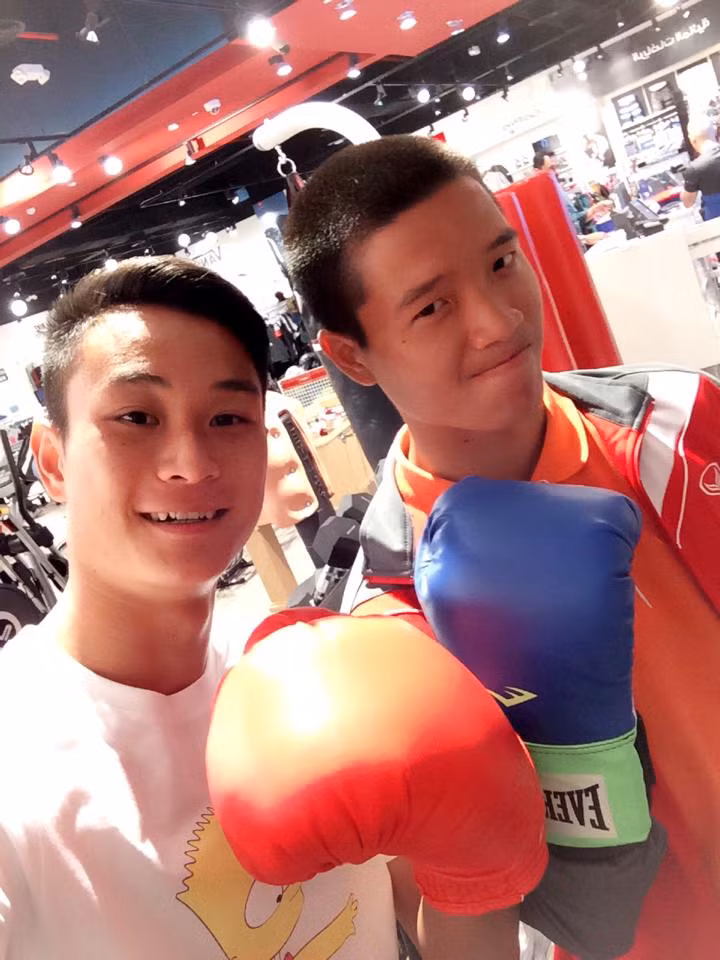 Hai thủ môn của U23 Việt Nam đọ sức với tay đấm bốc.
