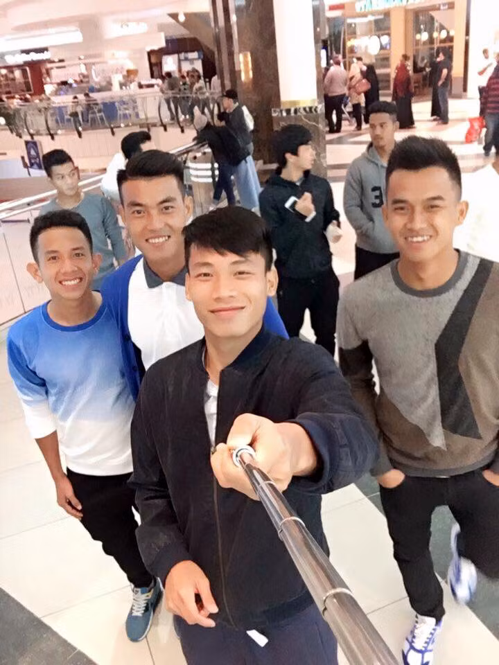 Cau thu U23 Viet Nam thich thu khoe anh du hi Qatar