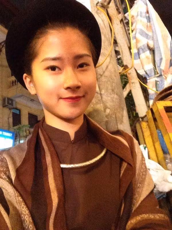 Mới đây, cô gái hát chầu văn phố cổ có tên Thùy Linh đang là chủ đề bàn tán khá hot của cư dân mạng sau khi những bức ảnh chụp cô tham gia một buổi biểu diễn chầu văn trên đường phố được nhiều người lan truyền.