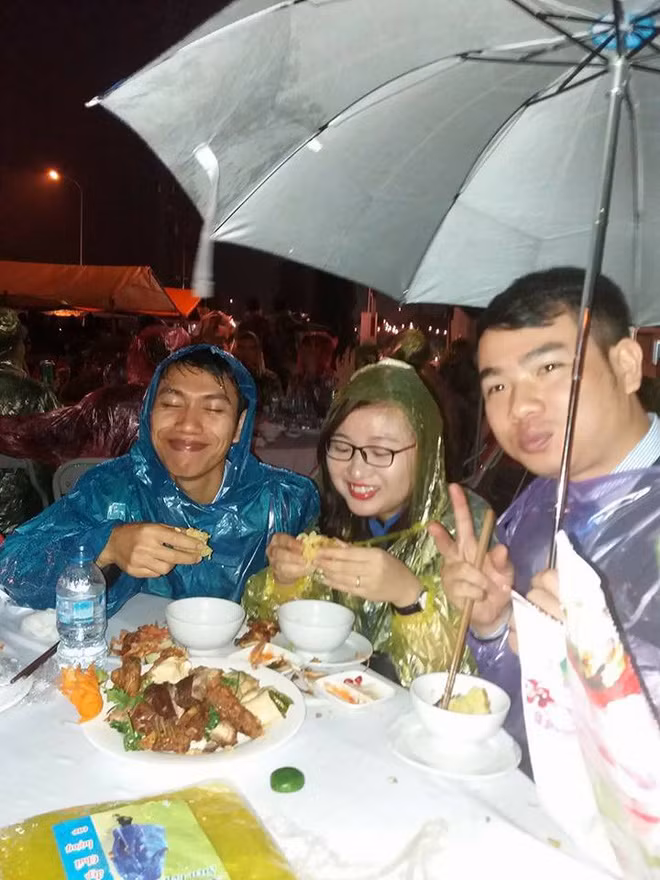 Bên cạnh đó cũng có nhiều người cho rằng, các bạn trẻ đang đánh đổi sức khỏe của mình qua những bữa ăn kiểu "hành xác" như việc mặc áo mưa ngồi ăn cỗ.