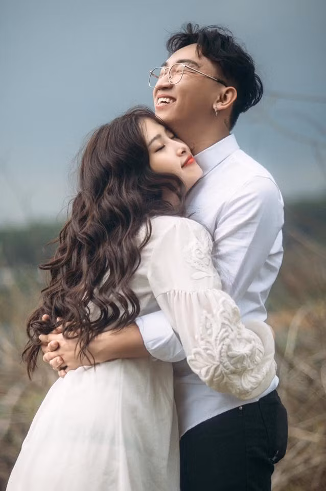 Tuy nhiên, vượt qua tất cả để xóa nỗi nhớ nhung da diết của ngọn lửa tình âm ỉ cháy từng đó năm, cô hot girl gốc Hà Nội và chàng rapper điển trai quyết định về chung một nhà vào những ngày đầu tháng 5 này, trong sự ủng hộ và chúc phúc của gia đình, bạn bè hai bên.