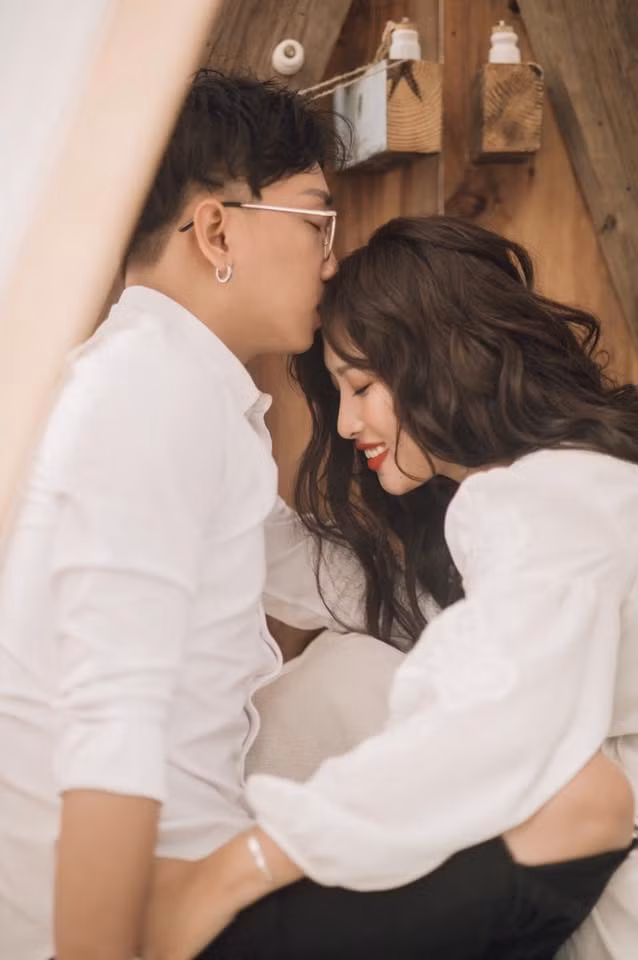 Anh chàng may mắn được sánh vai cùng hot girl Nzim trong suốt chặng đường đời còn lại là cái tên không mấy xa lạ trong giới Underground - Vũ Quốc Tùng, nghệ danh: T-Akayz với những bài hát hit như Forever Love hay Nhả Khói.