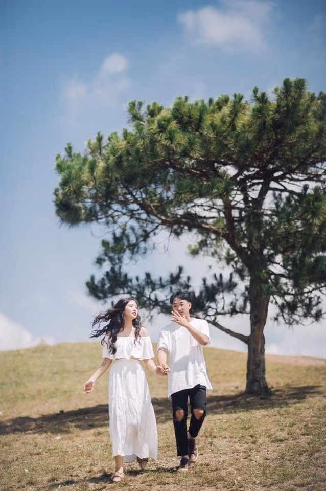 Chia sẻ với bạn bè, Nzim từng nói giữa cô và bạn đời của mình, yêu nhau rất yêu nhau, điên cuồng rất điên cuồng, nhưng những cảm xúc mãnh liệt và mớ hỗn độn của bồng bột tuổi trẻ cũng đã khiến họ lạc mất nhau suốt 6 năm trời, không một lần gặp mặt.