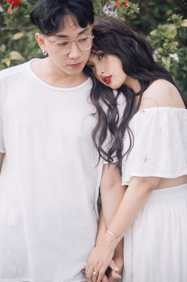 Chứng kiến suốt hành trình tình cảm của cặp đôi trai tài, gái sắc T-Akayz và Nzim, nhiều người đã đã mỉm cười khi đọc câu chuyện tình yêu lãng mạn này và chia sẻ niềm hạnh phúc với cái kết đẹp như mơ dành cho đôi bạn trẻ