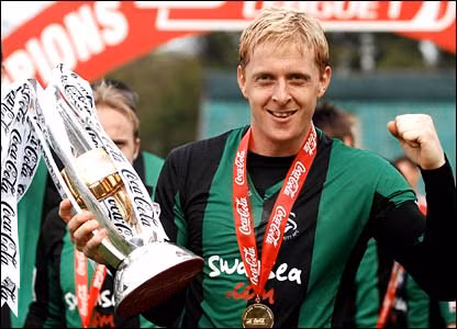 Garry Monk và chiếc Cúp Liên đoàn bóng đá Anh mùa giải 2012/2013.