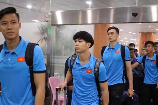 Sau khi làm xong thủ tục, các cầu thủ nhanh chóng di chuyển vào phòng chờ để chuẩn bị làm thủ tục xuất cảnh.