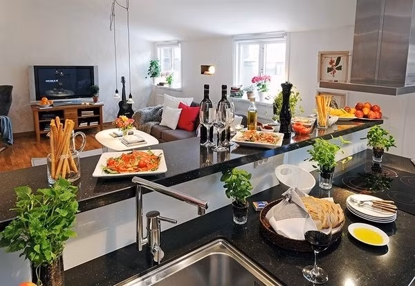 “Lấp đầy” tủ lạnh và nhà bếp: Tủ lạnh được lấp đầy cũng có liên quan đến nguồn tài lộc trong nhà bạn. Không chỉ đảm bảo bạn luôn có thực phẩm tươi ngon, việc lấp đầy tủ lạnh cũng tượng trưng cho tài lộc trong nhà. Bạn cũng nên thường xuyên để đầy các hộp gia vị, trái cây tươi ngon trong nhà bếp. Theo phong thủy, việc này sẽ giúp bạn có nhiều cảm hứng làm giàu và kiếm tiền.