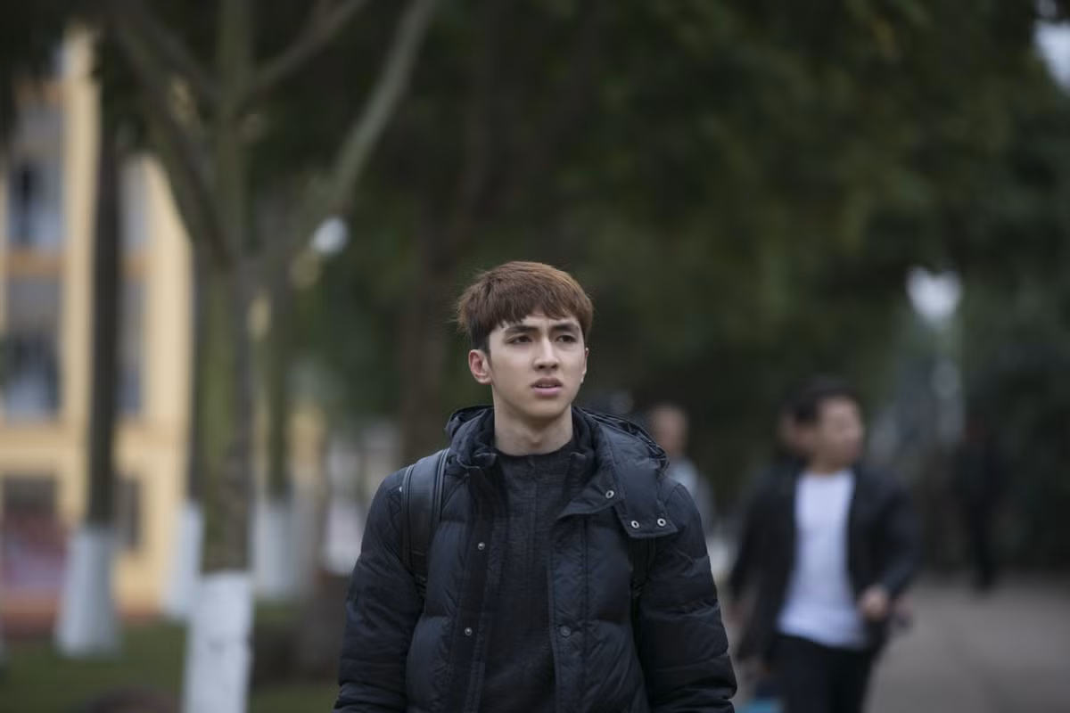 Nguyễn Bình An hay còn được biết tới bằng biệt danh Alvin Ichi là nhân vật được rất nhiều bạn trẻ yêu thích không chỉ bằng ngoại hình sáng mà còn bởi lối diễn xuất vô cùng có màu qua từng vai diễn mà anh chàng quê Thanh Ba - Phú Thọ này thủ vai. Mới đây, hot boy sở hữu gương mặt lai Tây này gây xôn xao cộng đồng mạng khi chia sẻ những bức ảnh nhập ngũ của mình.