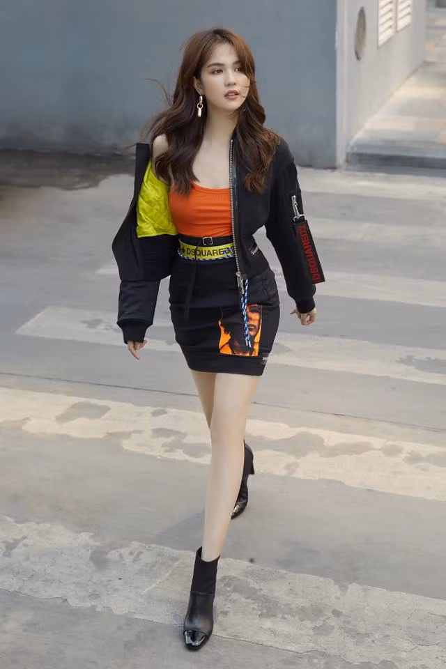 Chiếc chân váy hàng hiệu cùng chiếc áo khoác ngoài cùng hãng Dsquared2 mang đến sự trẻ trung và khá cá tính cho Ngọc Trinh.