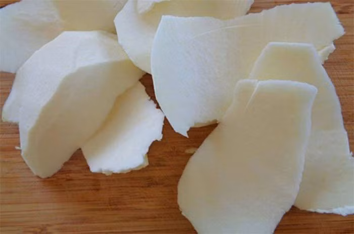 Tại Thái Lan, món đặc sản mứt bưởi rất nổi tiếng. Nó còn được xuất khẩu sang một số nước, trong đó có Việt Nam. Khi nhập về Việt Nam, mứt vỏ bưởi có giá bán tới 600.000 đồng một kg, cao gấp 2-3 lần so với sản phẩm trong nước.