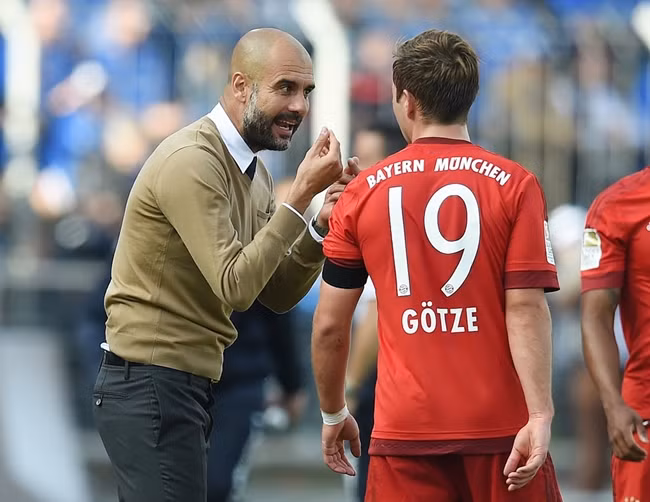 Mario Gotze gia nhập Bayern Munich đã khiến rất nhiều CĐV giận dữ. Nhất là khi thông tin vụ chuyển nhượng bị rò rỉ trước trận Borussia Dortmund đụng Real Madrid tại bán kết Champions League. Nhiều người cho rằng, Gotze muốn gia nhập Hùm xám xứ Bavaria ở mùa 2013/14 là vì Pep Guardiola.