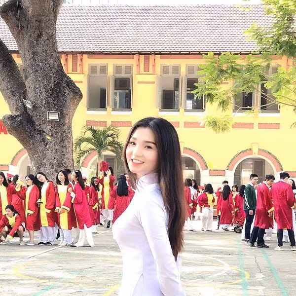 Vô vàn những lời khen đã được gửi về nữ sinh Marie Curie mặc áo dài đẹp nhất như "Đẹp quá!", "Như thiên thần", "Con gái Việt Nam thật đẹp"...