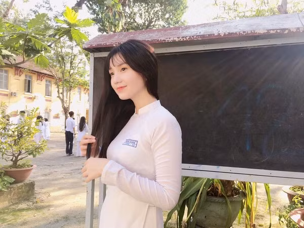 Mới đây, Thu Tâm tiếp tục tranh tài tại cuộc thi Hoa hậu Hoàn vũ 2018 và lọt vào Top 25. Sở hữu làn da trắng muốt và vẻ ngoài yêu kiều nữ sinh này đã tranh chóng kiếm được sự thiện cảm của khán giả.