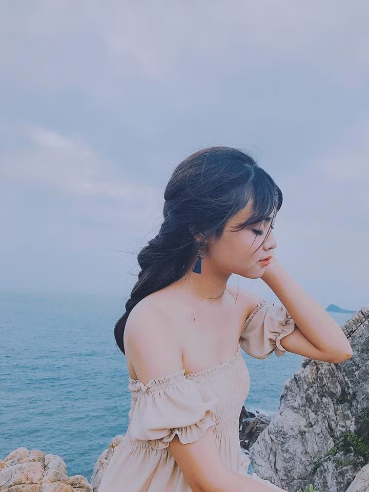Công Việc của Thanh Thư là phụ trách vấn đề làm thẻ cho giới truyền thông và các thành viên đoàn thể thao Việt Nam tại SEA Games. Thư cho biết, có những hôm cô phải thức tới 3h sáng để làm việc.