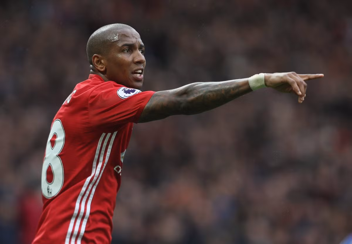 M.U ban thưởng cho Ashley Young: Báo chí Anh tin rằng, Ashley Young sắp sửa gia hạn hợp đồng với Manchester United thêm một năm nữa, cùng mức lương được tăng nhẹ (lên 130.000 bảng tuần, tương đương 6 triệu bảng/năm). Cầu thủ sẽ ở lại CLB đến Hè năm 2019. Ảnh: Mirror