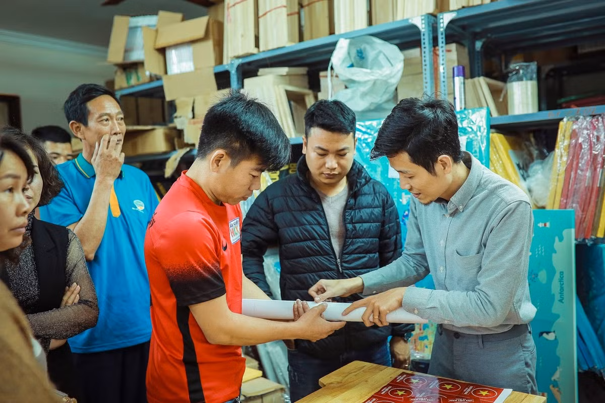 Không chỉ có địa điểm phố Ngô Quyền phát miễn phí vật dụng cổ vũ cho các CĐV, trước đó một xưởng in tranh quyết định in hàng nghìn tấm decal hình cờ đỏ sao vàng và sticker “Việt Nam vô địch” tặng miễn phí cho người hâm mộ Hà Nội trước thềm trận chung kết giữa U23 Việt Nam – U23 Uzbekistan