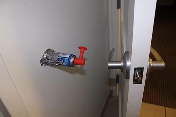Đặt một cái còi báo động phía sau cửa để khiến những người mở cửa giật mình.