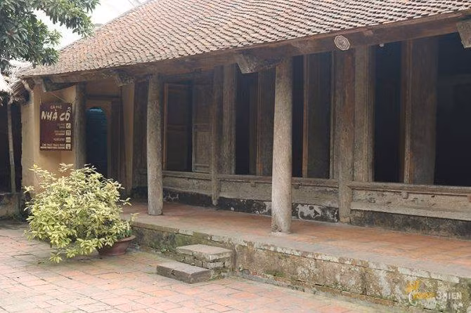 Nhà cổ tại Đường Lâm được bố trí kiến trúc 5 hàng chân, với mô hình 5 gian hay 7 gian. Trần nhà thường gác cái thước “lỗ ban” nơi câu đầu, xà nóc có khắc niên đại; các bức thùng, vòm cửa là nơi được khắc nhiều hoa văn trang trí tỉ mỉ.