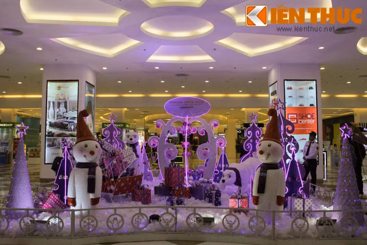 Những hình ảnh đầy không khí Giáng Sinh với những chú người tuyết cũng được trang trí.