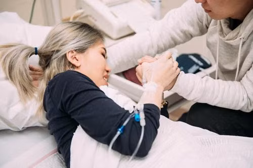 Với người phụ nữ, hành trình sinh nở là điều khiến nhiều họ sợ hãi bởi đó lúc họ phải đối mặt với rất nhiều thứ, từ cơn đau đến quằn quại cho tới việc đứng giữa ranh giới cái sống và cái chết. Tuy nhiên, vì tình mẫu tử thiêng liêng mà họ đã gạt bỏ đi tất cả để chuẩn bị vui mừng đón chào một sinh linh bé nhỏ tới với cuộc đời.
