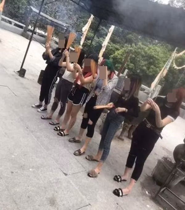 Phan cam nhom nu sinh “tre trau” nhuom dau xanh do, mac ca do ngu di chua