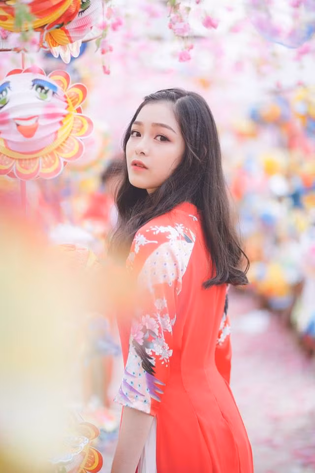 Chưa hết, từng biểu cảm trên gương mặt của cô bạn đến từ Quảng Ninh được đánh giá khá tốt khi sự thanh nhã và hiền hậu được đặt làm tiêu chí hàng đầu cho bộ ảnh.