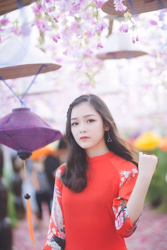  Trung thu chỉ cách chúng ta 2 tuần nữa, vào thời điểm này những phim trường chụp ảnh ở Hà Nội với khung cảnh Trung thu với đèn lồng lại tấp nập khách ghé thăm, đặc biệt là các bạn gái để ghi lại những hình ảnh của tuổi thanh xuân.