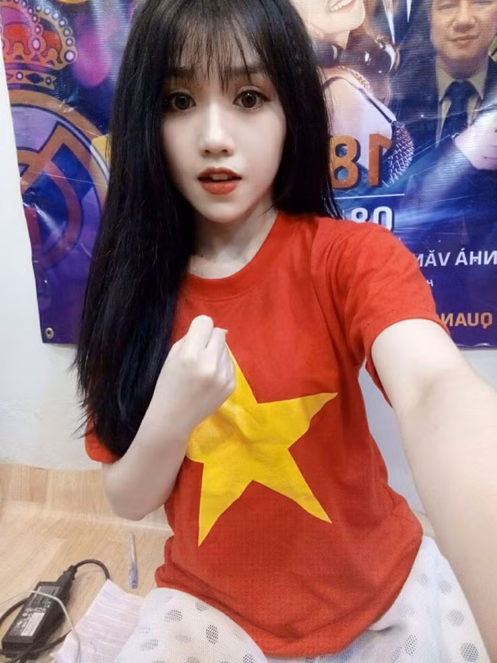 Không màu mè, không chuẩn bị công phu song đoạn clip của hai cô gái nhanh chóng gây bão mạng. Bằng chứng là chỉ sau vài giờ đăng tải, đoạn video đã cán mốc hơn 210.000 lượt xem, hàng chục nghìn lượt chia sẻ, thích và bình luận.