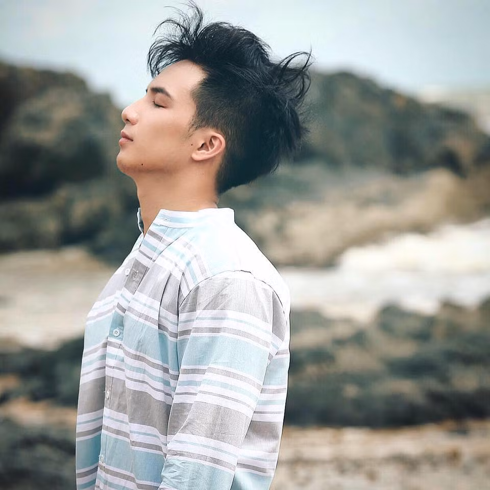 Sở hữu khuôn mặt nam tính, ưa nhìn cùng thể hình vô cùng lý tưởng với cơ bụng 6 múi, anh chàng người Hà Nội dễ dàng hạ gục trái tim "cô đơn" của hot girl kiêm ca sĩ người Sài thành.