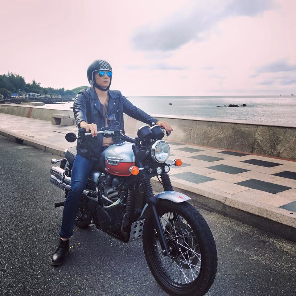 Vẻ nam tính cùng chiếc xe phân khối lớn Lưu Hạo Đông có thể đánh gục bất cứ cô gái nào xuất hiện trước mặt anh.