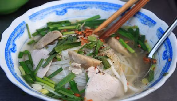 Tùy vào cách chế biến của vùng miền, mà món hủ tiếu có khi được thêm cả trứng cút, mực, gan heo... Nhưng đặc trưng nhất làm nên nét Việt Nam của món này chính là vị thơm nồng của tỏi phi.