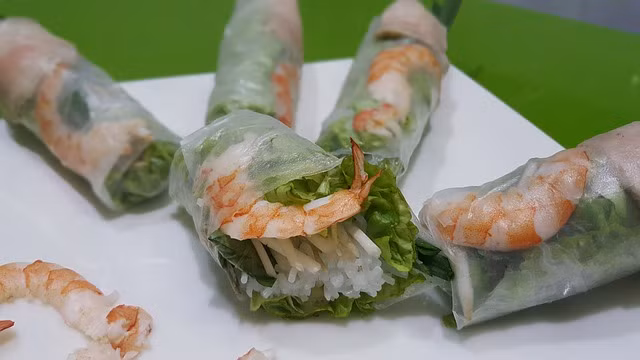 Điều làm nên sự khác biệt giữa món cuốn Việt Nam và món cuốn của các nước khác là nước chấm chua ngọt hoặc mắm nêm kèm đậu phộng tạo nên vị thơm và ngọt bùi rất hấp dẫn.