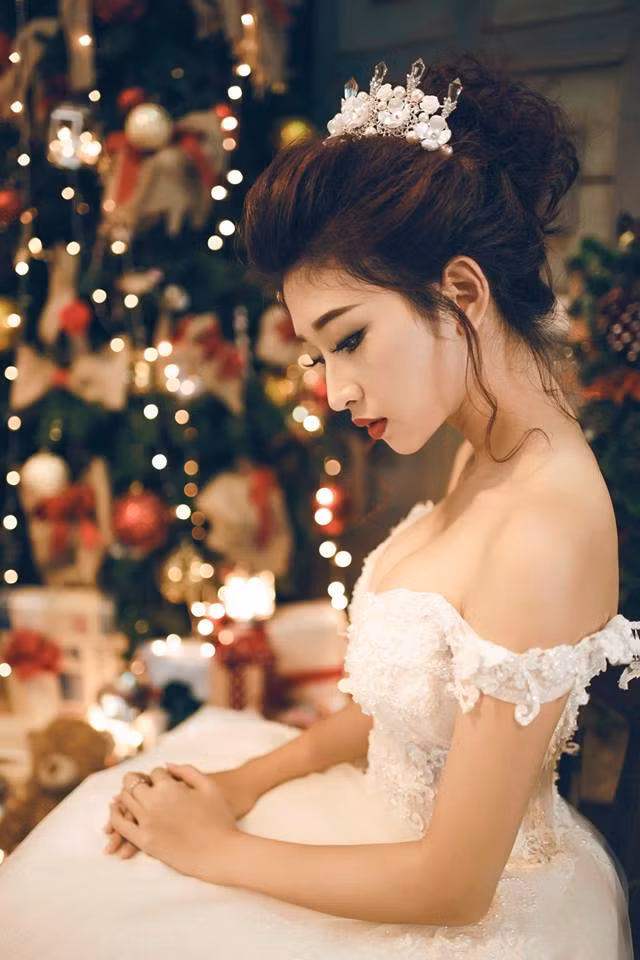 Không chỉ biết đến với khả năng diễn xuất, cô nàng hot girl tài năng còn được nhiều người ngưỡng mộ bởi giọng hát cực chất. Kim Chi có thể độc lập dựng những clip cover các ca khúc hit với vai trò diễn viên.