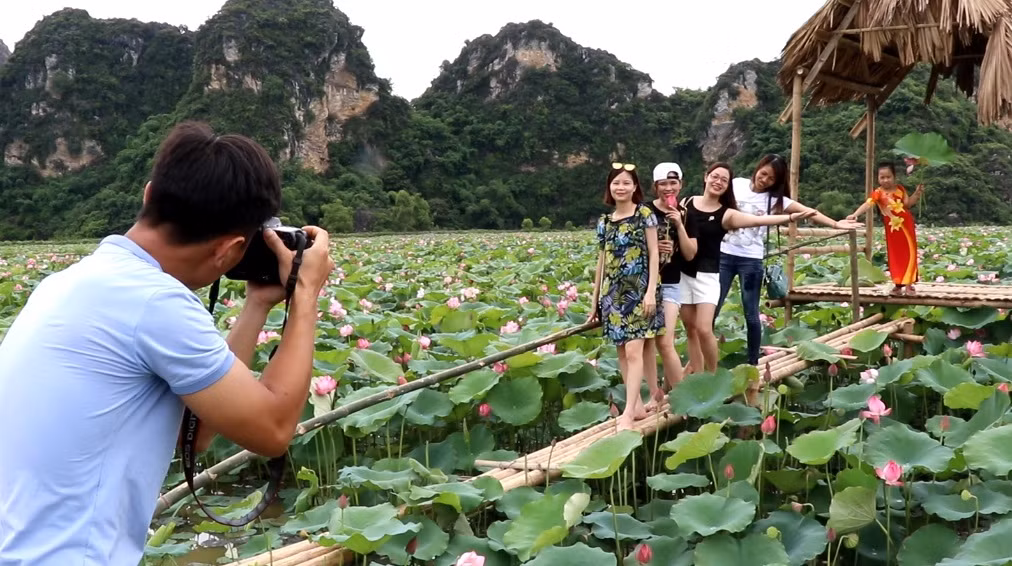 Đầm sen đẹp được ví như "ao tiên" thu hút giới trẻ nằm ở xã An Phú, huyện Mỹ Đức - Hà Nội. Để tới được địa điểm này, các bạn sẽ di chuyển tới quốc lộ 21B và cách trung tâm thành phố 55 km.